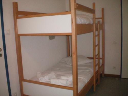 1 double bed, 1 bunk bed
