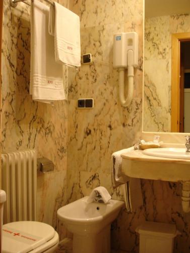 Albergue Revolutum Hostel - image 3