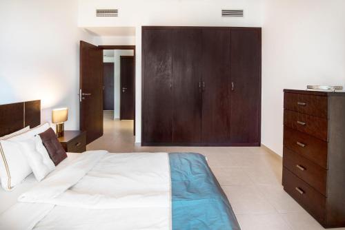 One Bedroom Apartment Dubai Fountain & Old Town View by Auberge - image 6