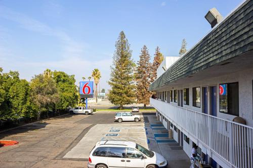 Motel 6-Porterville, CA - Photo 2 of 44