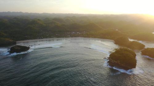 Harry's Ocean House Watukarung Homestay in Watukarung