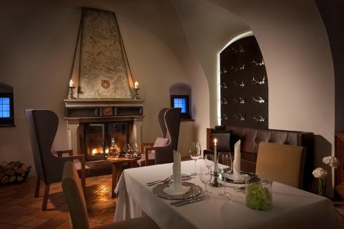 134888853 Hotel Grad Otočec - Relais Chateaux