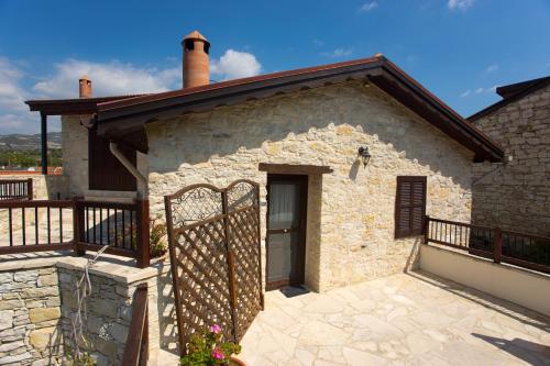 Balkons/terase, The Old Olive Mill House by TrulyCyprus in Dhoros