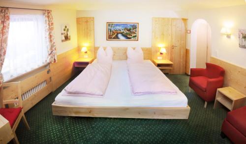 1 queen bed, 2 twin beds