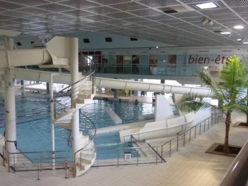 Swimming pool, LUMINEUX avec vue , proche CENTRE historique near Oba