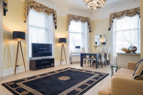 Marks At The Manor Luxury Riverside Apartments - Sleeps up to 4, with Parking and Sky TV