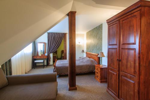 1 queen bed, 2 twin beds, 1 sofa bed
