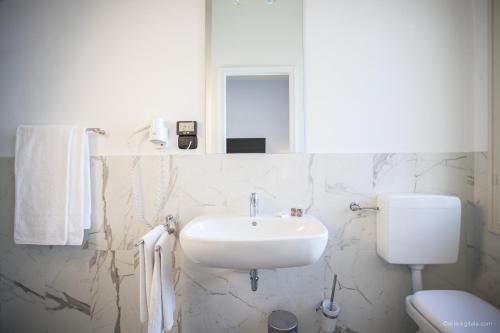 Single Room image 4