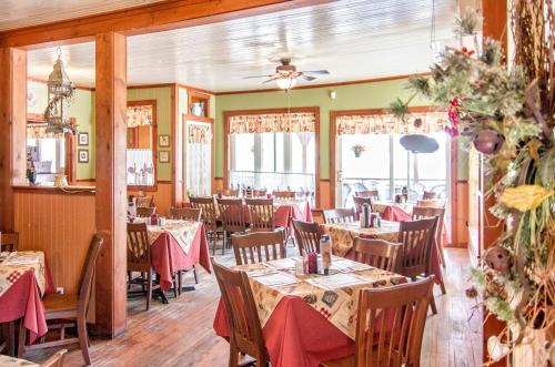 Étterem, Auberge Au Soleil Levant in Piopolis (QC)