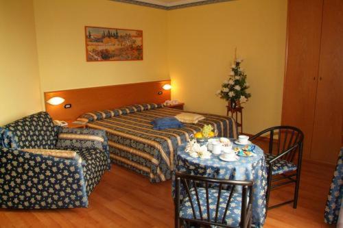 1 double bed, 1 twin bed