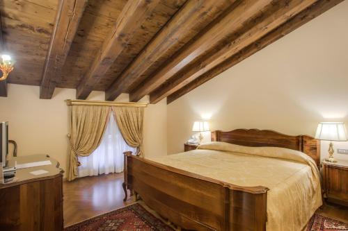 1 queen bed, 1 twin bed