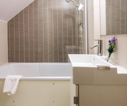 Ravenhill House - image 3