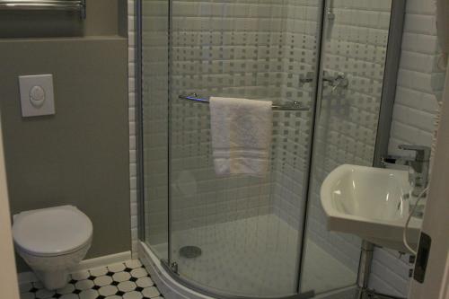 Twin Room image 8