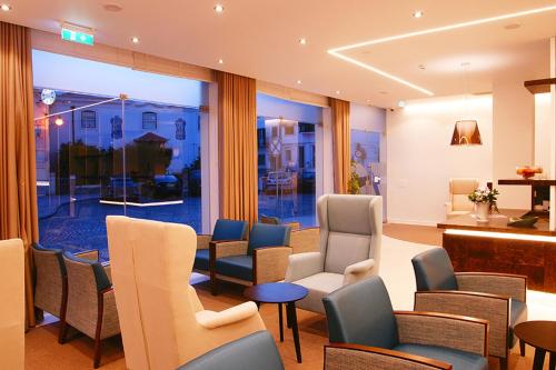 Hotel Concha The 3-star Hotel Concha offers comfort and convenience whether youre on business or holiday in Sao Martinho do Porto. The property offers a wide range of amenities and perks to ensure you have a grea