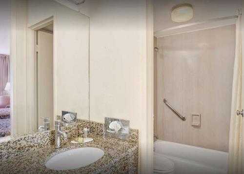 Super 8 by Wyndham Meadow Wood Courtyard – Reno, NV