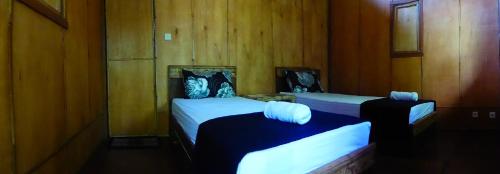2 twin beds