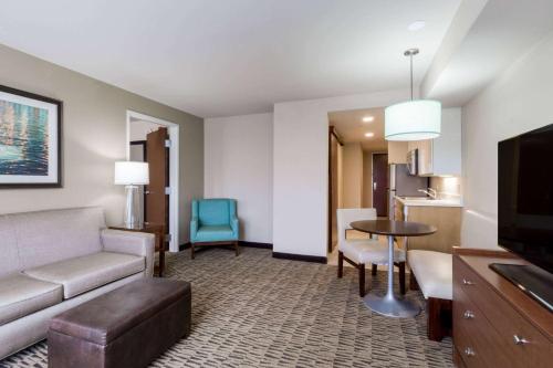 Hawthorn Suites by Wyndham Wheeling at The Highlands