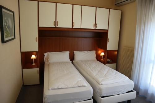 2 twin beds
