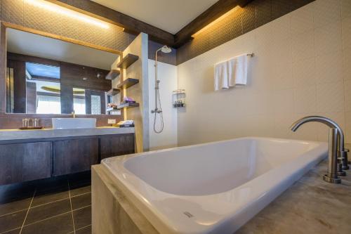 Naina Resort & Spa Phuket - 화장실
