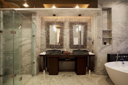 room detail thumbnail 2