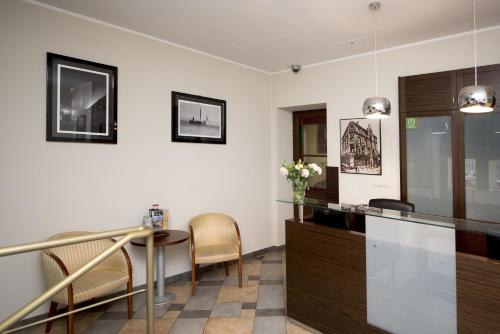 Red Brick Apartments - image 6