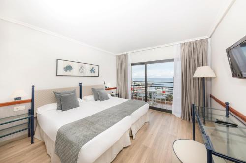 Double Room with Sea View image 4