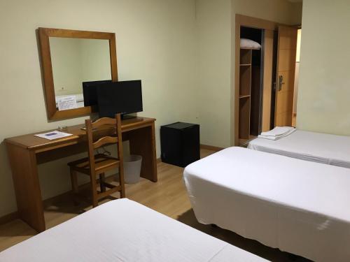 3 twin beds