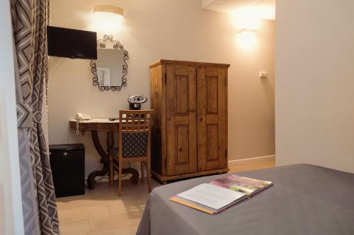 Single Room image 10