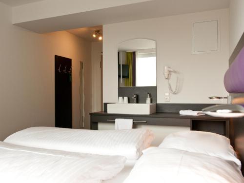 B&F Hotel am Neumarkt B&F Hotel am Neumarkt is perfectly located for both business and leisure guests in Bad Hersfeld. Offering a variety of facilities and services, the hotel provides all you need for a good nights sleep