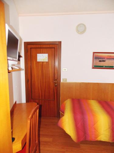 Economy Single Room image 4