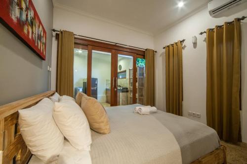 Double Room with Patio image 9