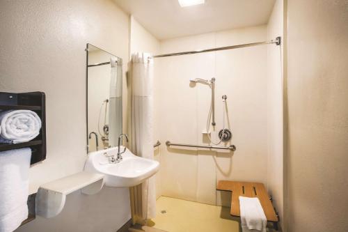 La Quinta Inn & Suites by Wyndham San Diego-Carlsbad