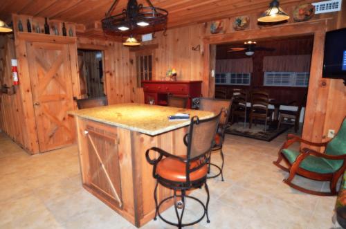 Huckleberry Inn 4 bedroom - image 8