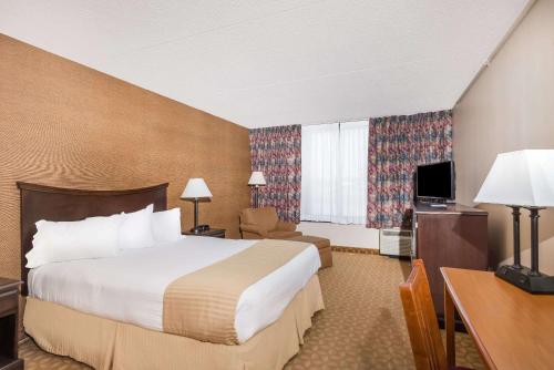 Ramada by Wyndham Watertown Thousand in Watertown, USA
