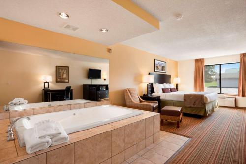Ramada by Wyndham Wisconsin Dells - image 2