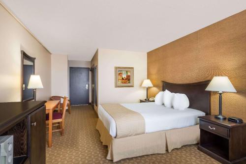 Ramada by Wyndham Watertown Thousand in Watertown, USA