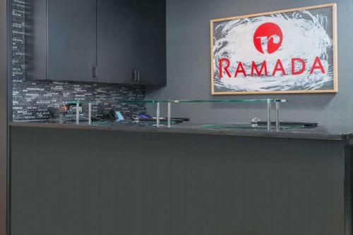 Ramada by Wyndham Catlettsburg/Ashland - 로비