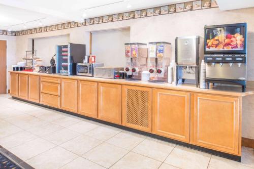 Ramada by Wyndham Springfield North - main image