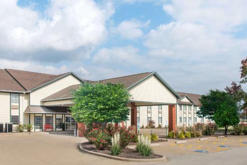 Ramada by Wyndham Springfield North - Hotel - Springfield