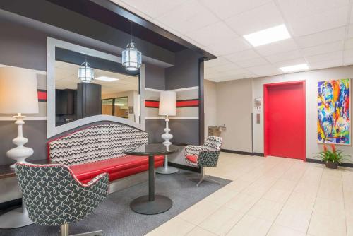 Ramada by Wyndham Catlettsburg/Ashland - 로비