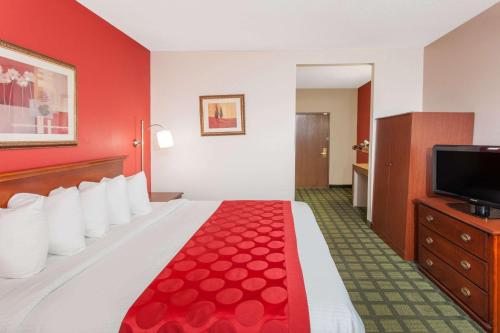 Ramada Limited Decatur - image 42