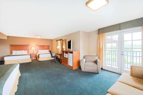 One-Bedroom Suite with 3 Queen Beds, Non-Smoking