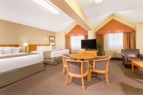 Canmore Inn and Suites - image 2