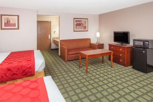 Ramada Limited Decatur - image 17