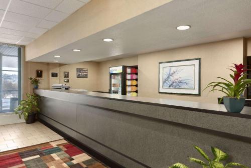 ล็อบบี้, Red Carpet Inn and Suites Hazleton PA in แฮเซิลตัน (พีเอ)