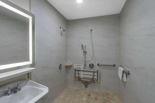 Ramada by Wyndham Culver City, Лос-Анджелес (фото 7)
