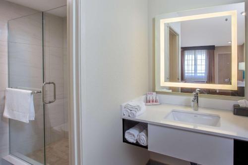 Ramada by Wyndham Culver City, Лос-Анджелес (фото 10)