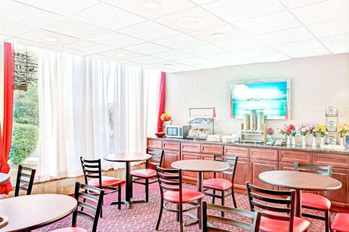 Restaurant, Ramada by Wyndham Rockaway in Parsippany (NJ)