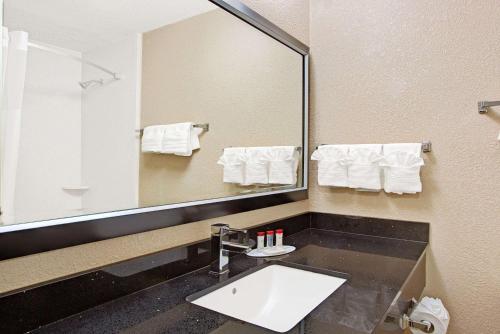Ramada Plaza by Wyndham Charlotte South End Airport in Charlotte, USA