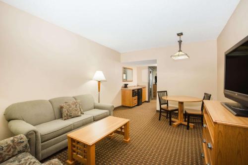 Ramada by Wyndham Des Moines Tropics Resort & Conference Ctr